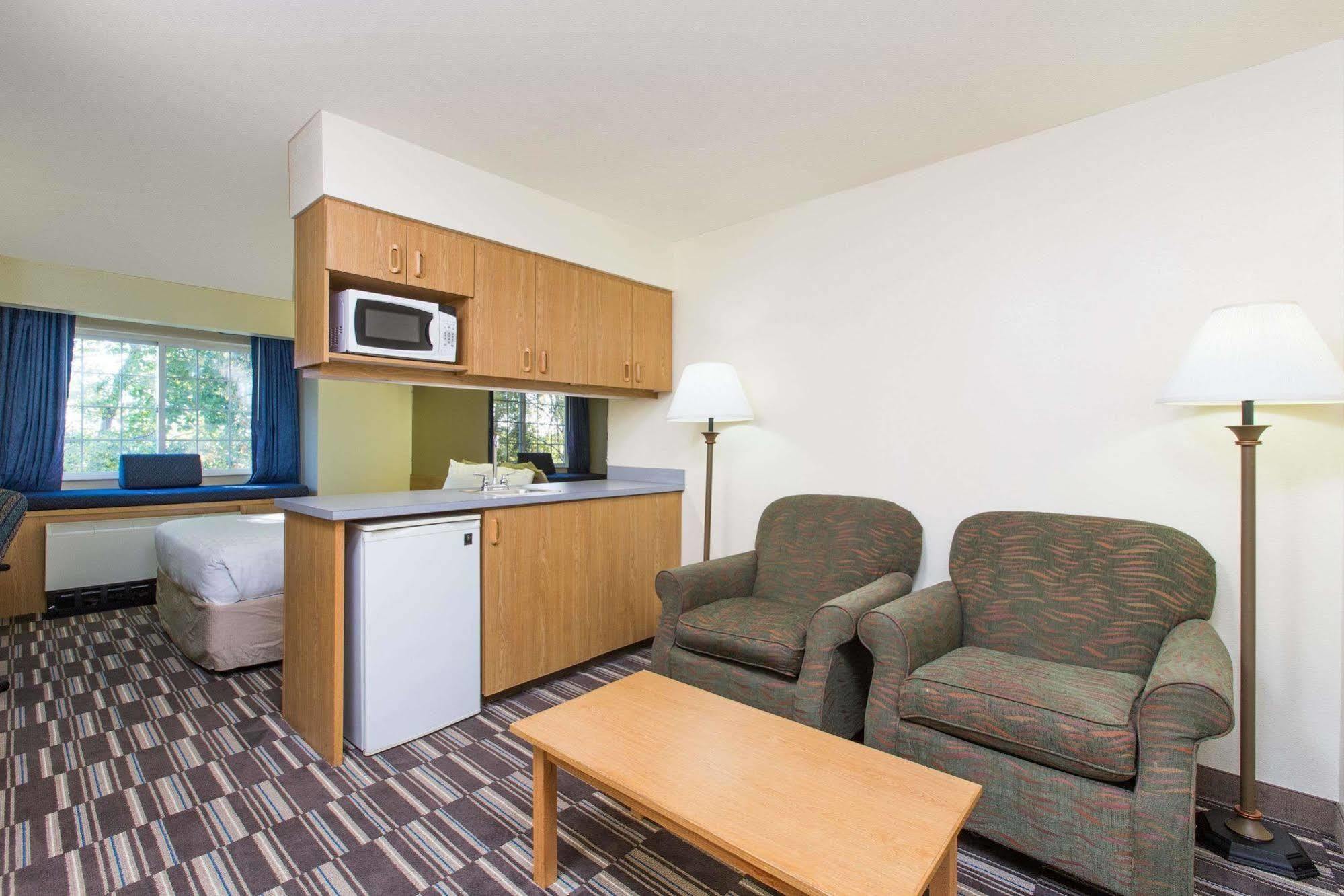 Baymont Inn & Suites By Wyndham Anchorage Airport Экстерьер фото