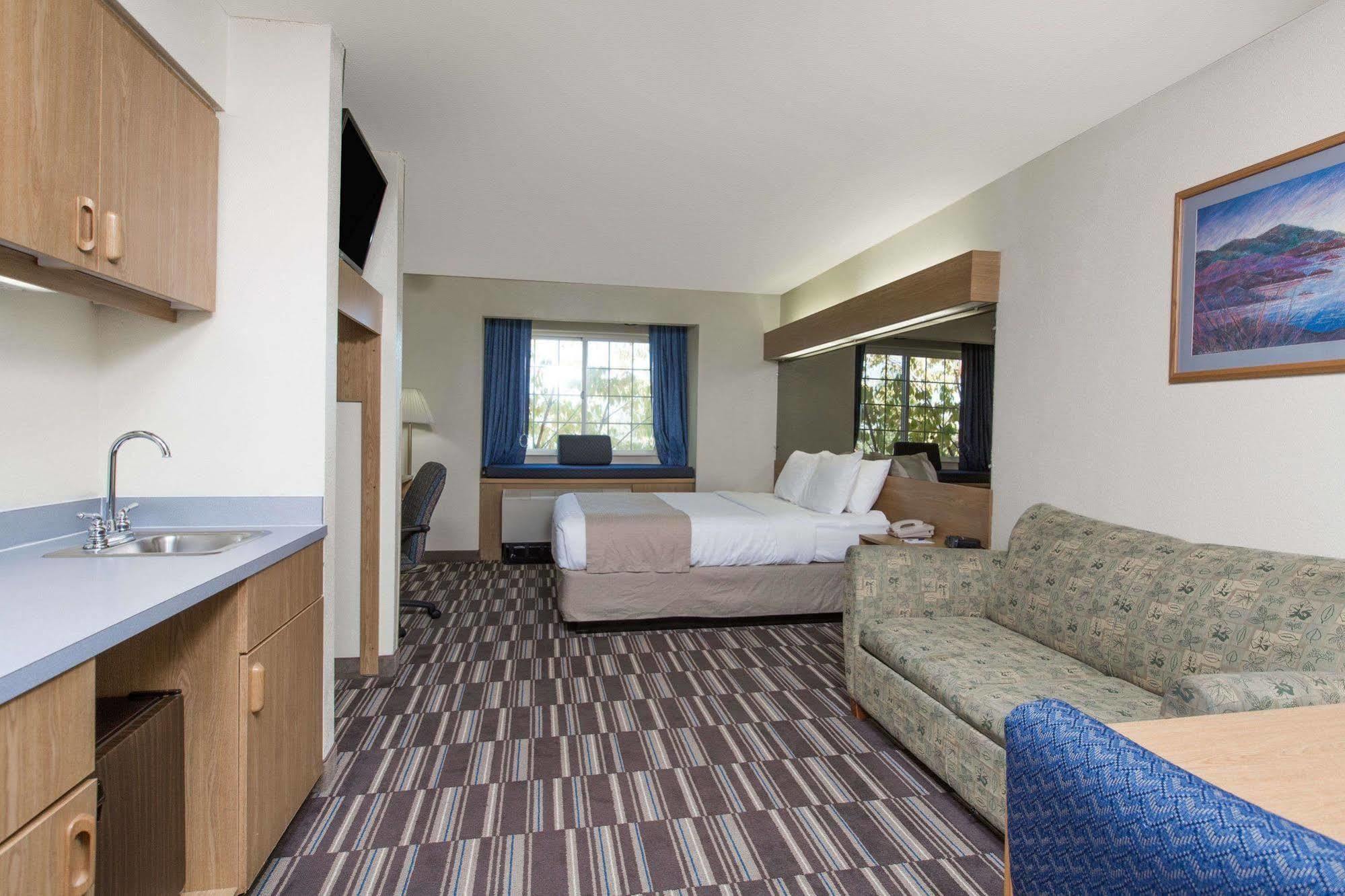 Baymont Inn & Suites By Wyndham Anchorage Airport Экстерьер фото